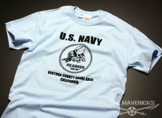 画像2: 米海軍 NAVY Seabees 蜂 モデル THE MAVERICKS ミリタリーＴシャツ 半袖 / 水色 ライトブルー (2)
