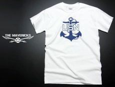 画像1: 米海軍「USN錨マーク」モデル「THE MAVERICKS」ミリタリーＴシャツ・白 (1)