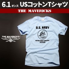 画像1: 米海軍 NAVY Seabees 蜂 モデル THE MAVERICKS ミリタリーＴシャツ 半袖 / 水色 ライトブルー (1)
