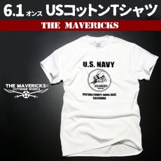 画像1: 米海軍 NAVY Seabees 蜂 モデル THE MAVERICKS ミリタリーＴシャツ 半袖 / 白 ホワイト (1)